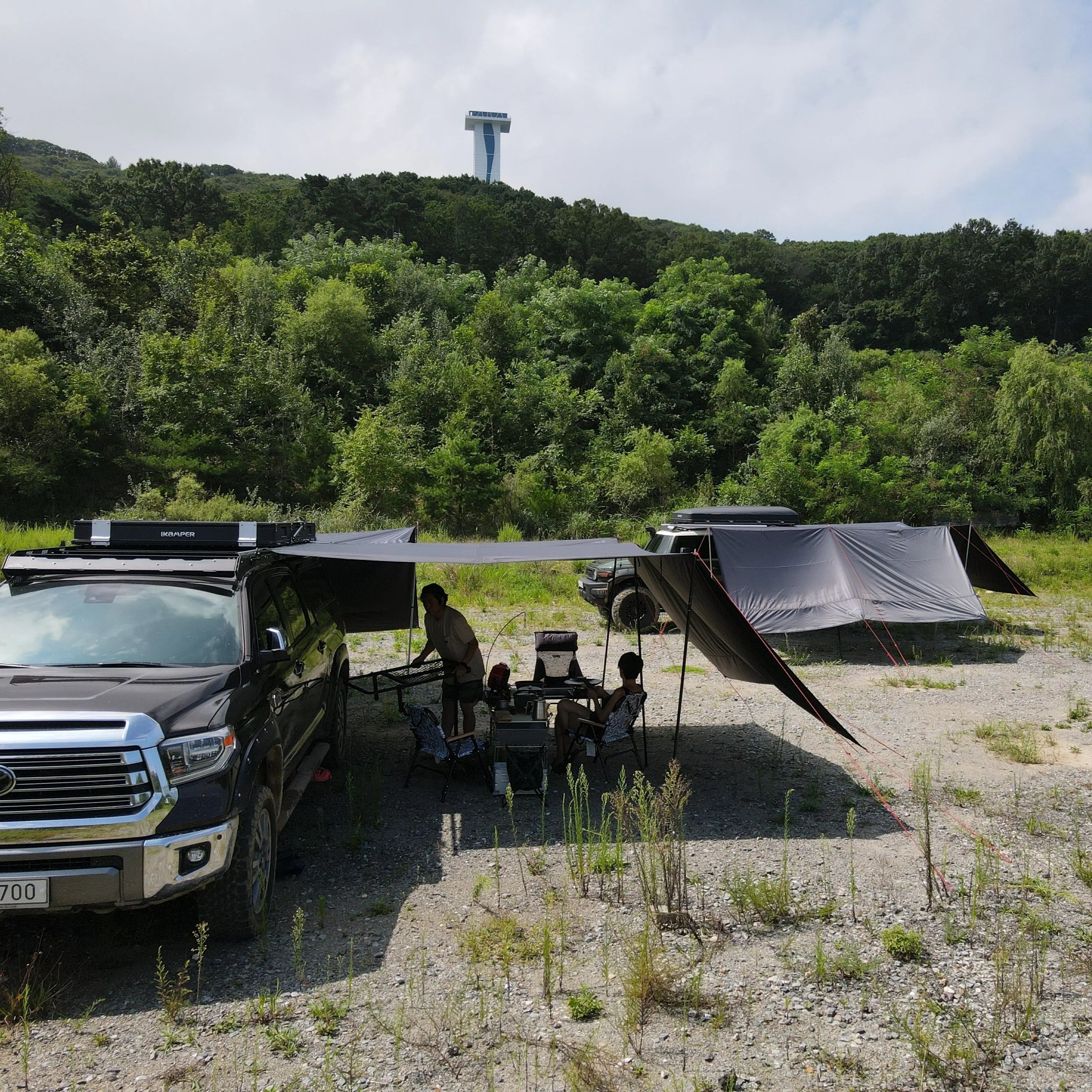 A family is taking a rest under the ES Awning 2000. The awning gives strong shade