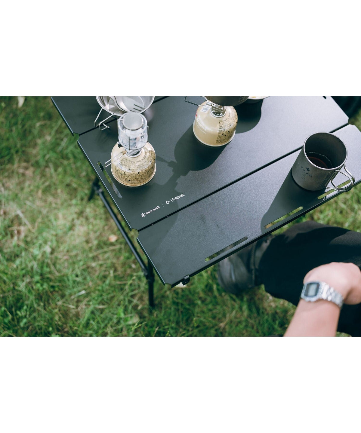 Noga Table, Black, seen from above with drinks on the top