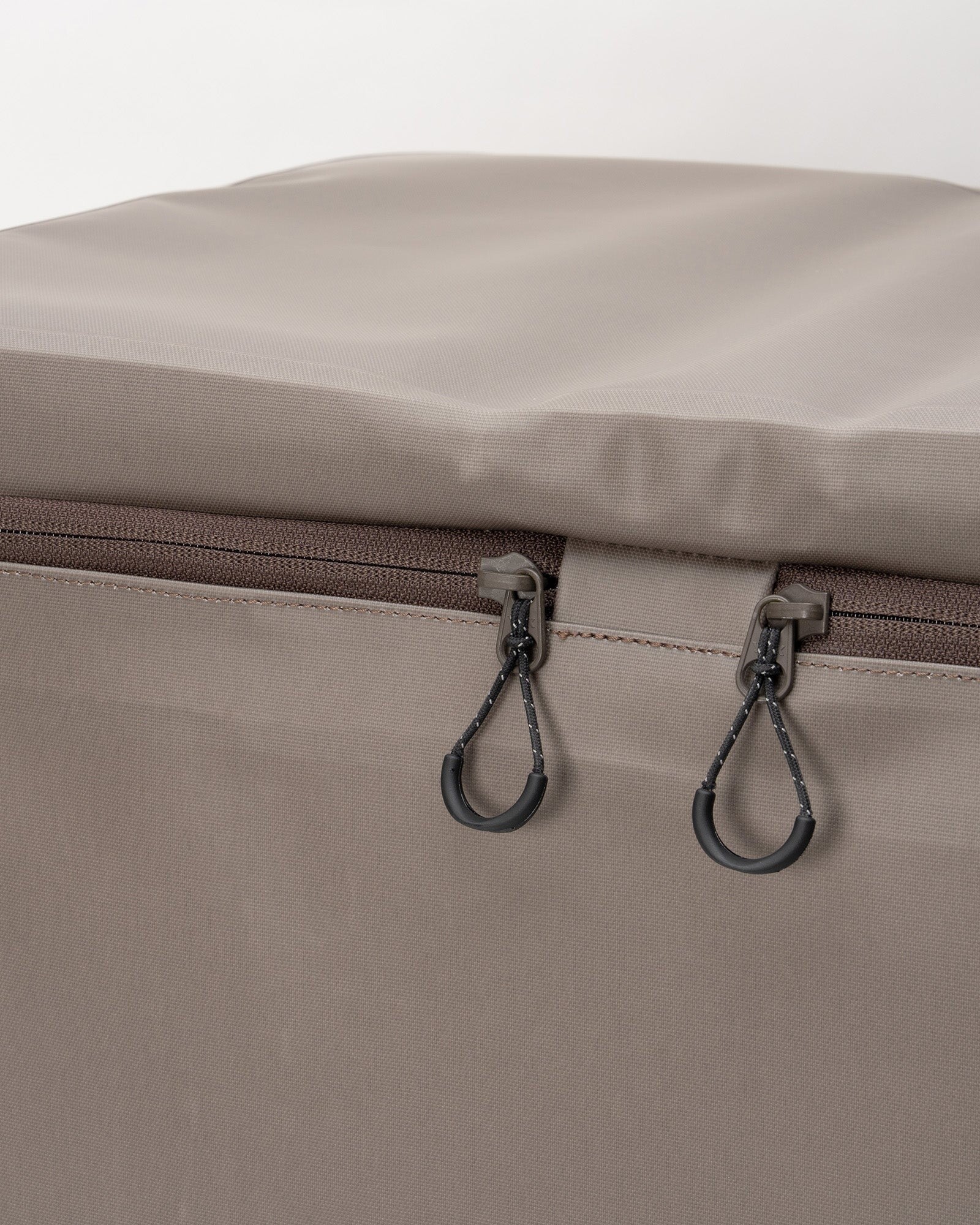 System Cooler 62, close-up of the double zip pulls