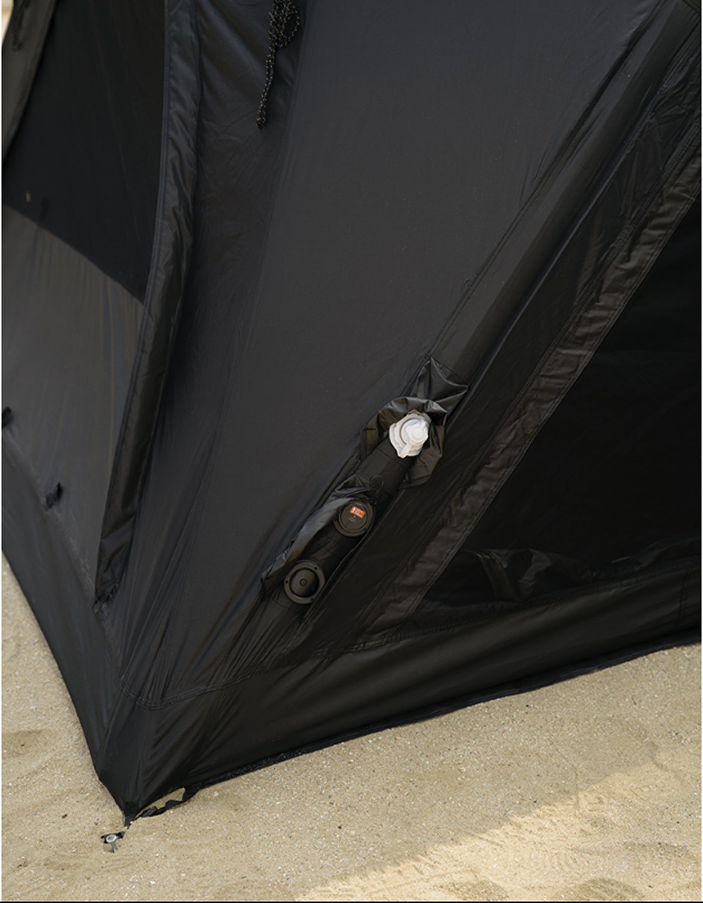 theEarth GEO AIR4 Tent, Black, corner panel with air valve and seam detail