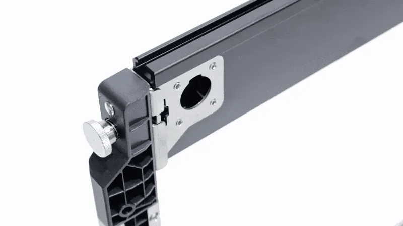 Leg bracket clamping onto an IGT-standard table rail