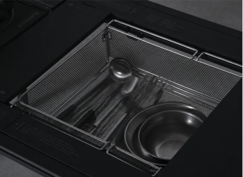 BUENOFE IGT Mesh Tray 1.5 filled with a ladle, tongs and a stainless bowl inside a dark table unit