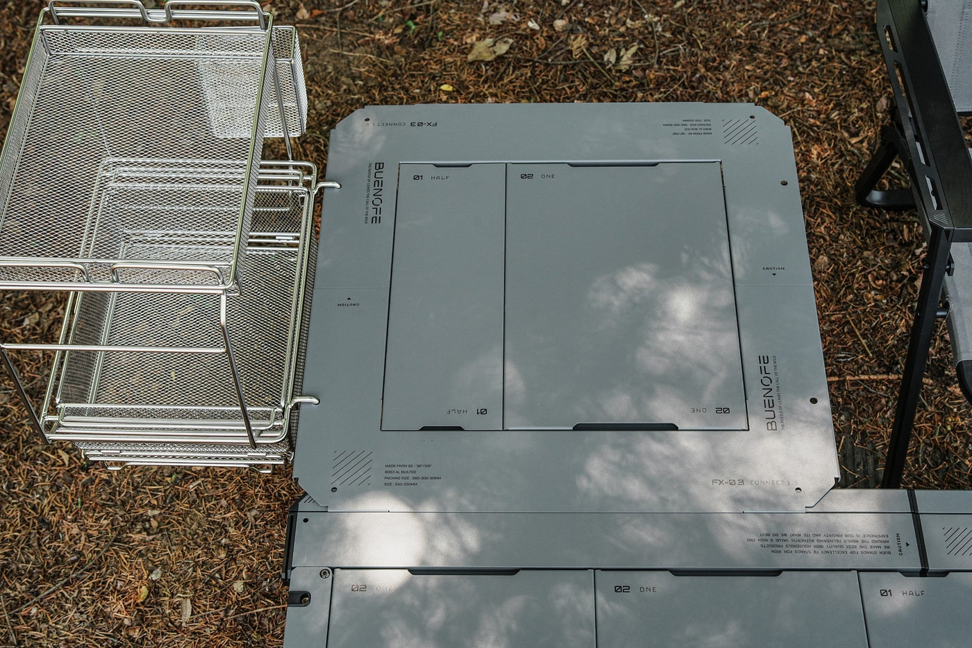 Top-down detail of the BUENOFE IGT Connect Table 1.5 fitted with modular top plates marked 01 HALF and 02 ONE, showing how the half-unit and one-unit panels drop into the frame.