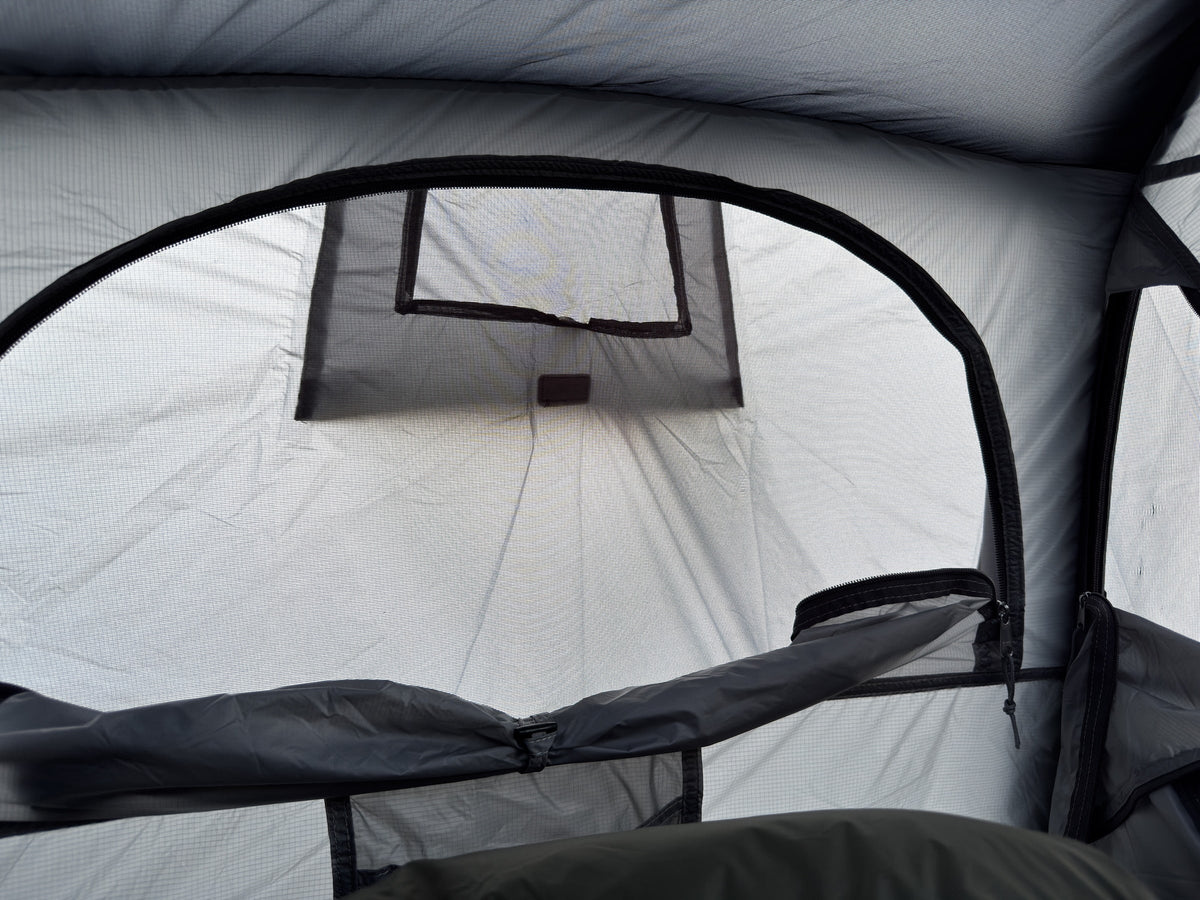 End wall of the Neo Nest 80 Air with its mesh window, zip and interior pocket.