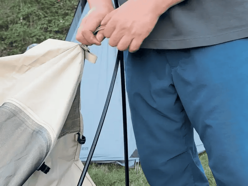 Set-up loop: wrapping the fabric tab around the pole crossing of the Neo Nest 80.