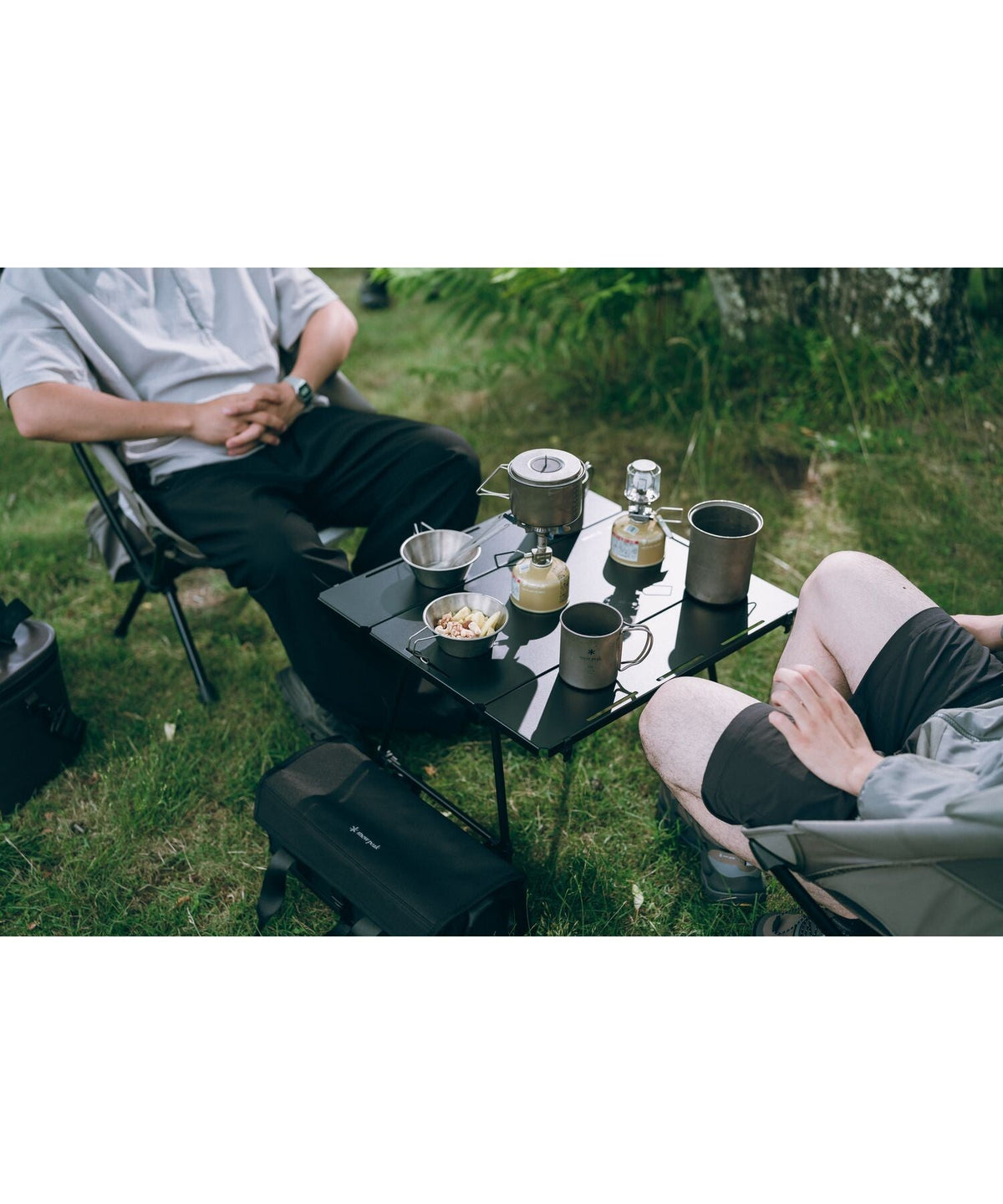 Noga Table, Black, two people talking over the table