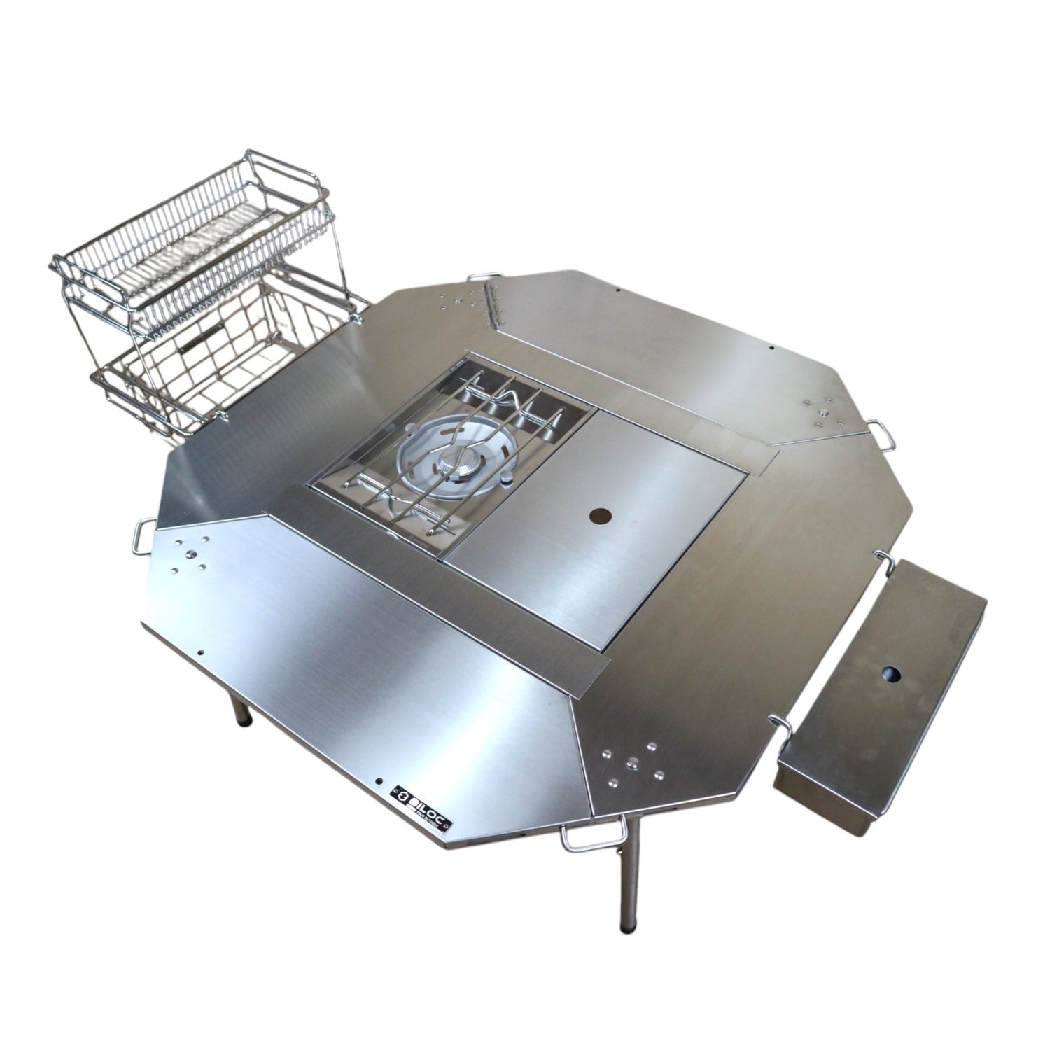 Octa table with a two-tier rack on one side, a side tray opposite and a burner in the centre bay.