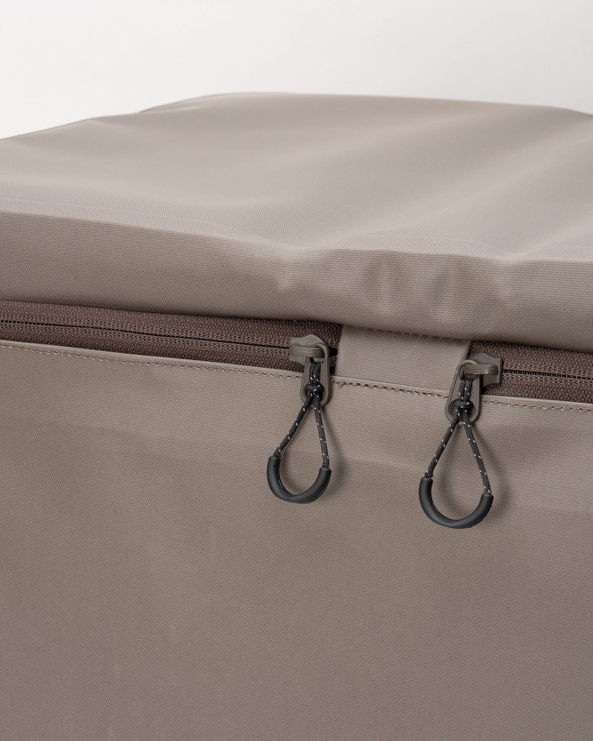 System Cooler 62, close-up of the double zip pulls