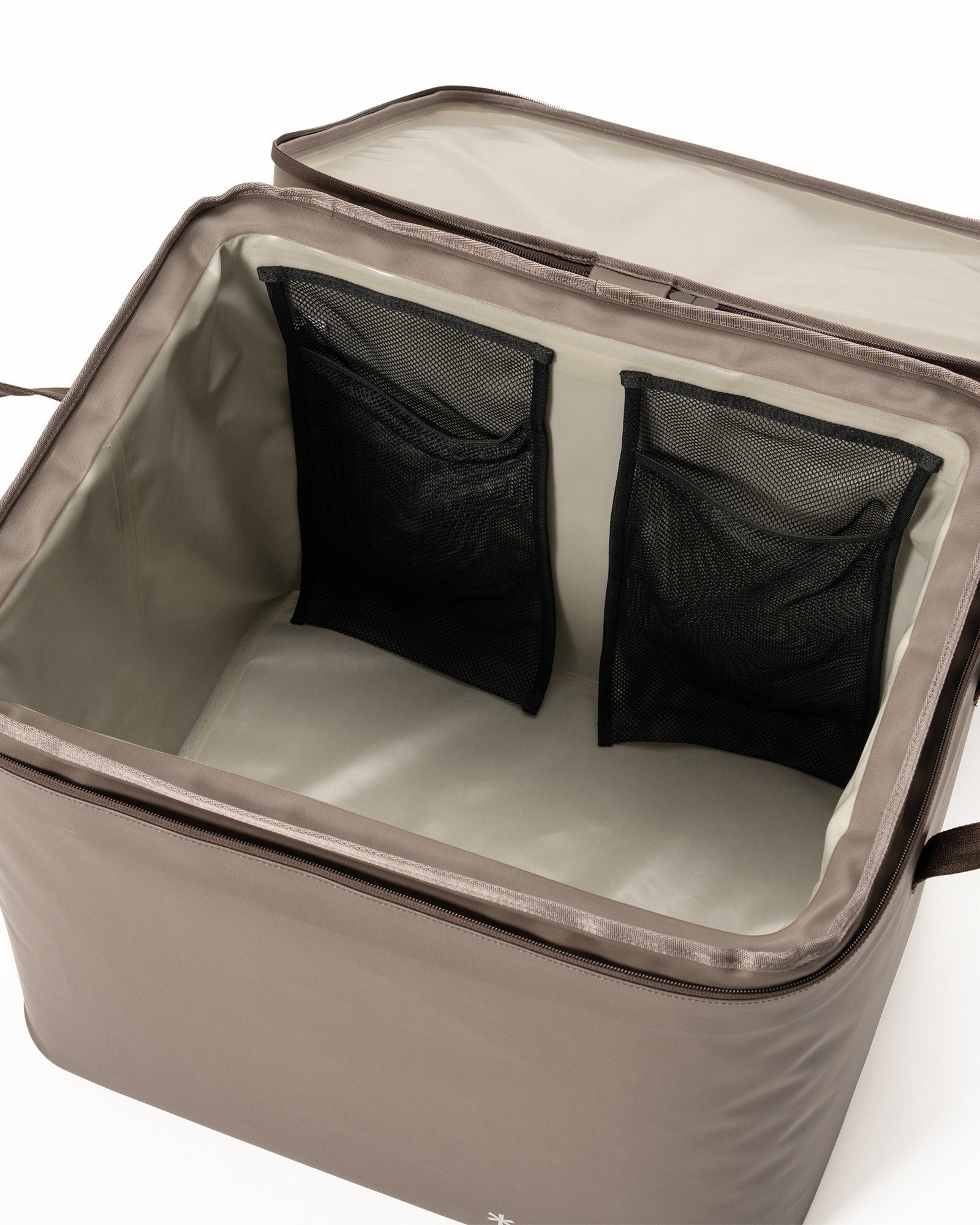 System Cooler 62, interior showing the two mesh pockets