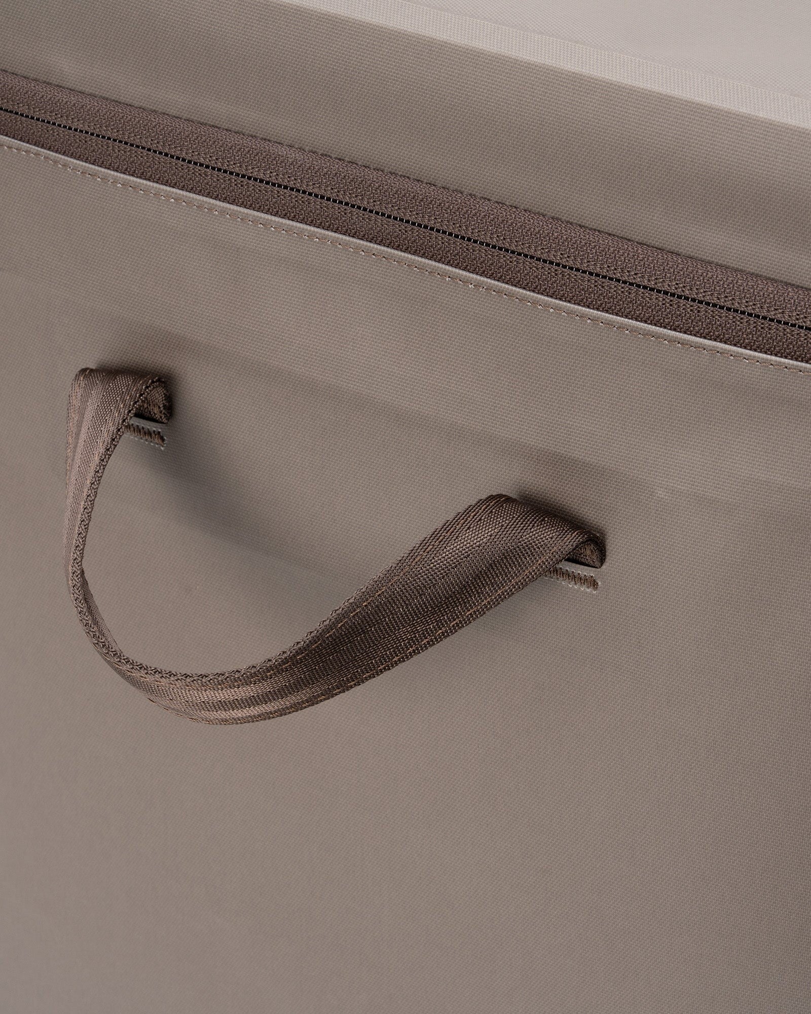 System Cooler 62, close-up of the side carrying handle