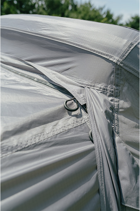 Close-up of the side zipper on the sun shade panel that opens to widen the shaded area
