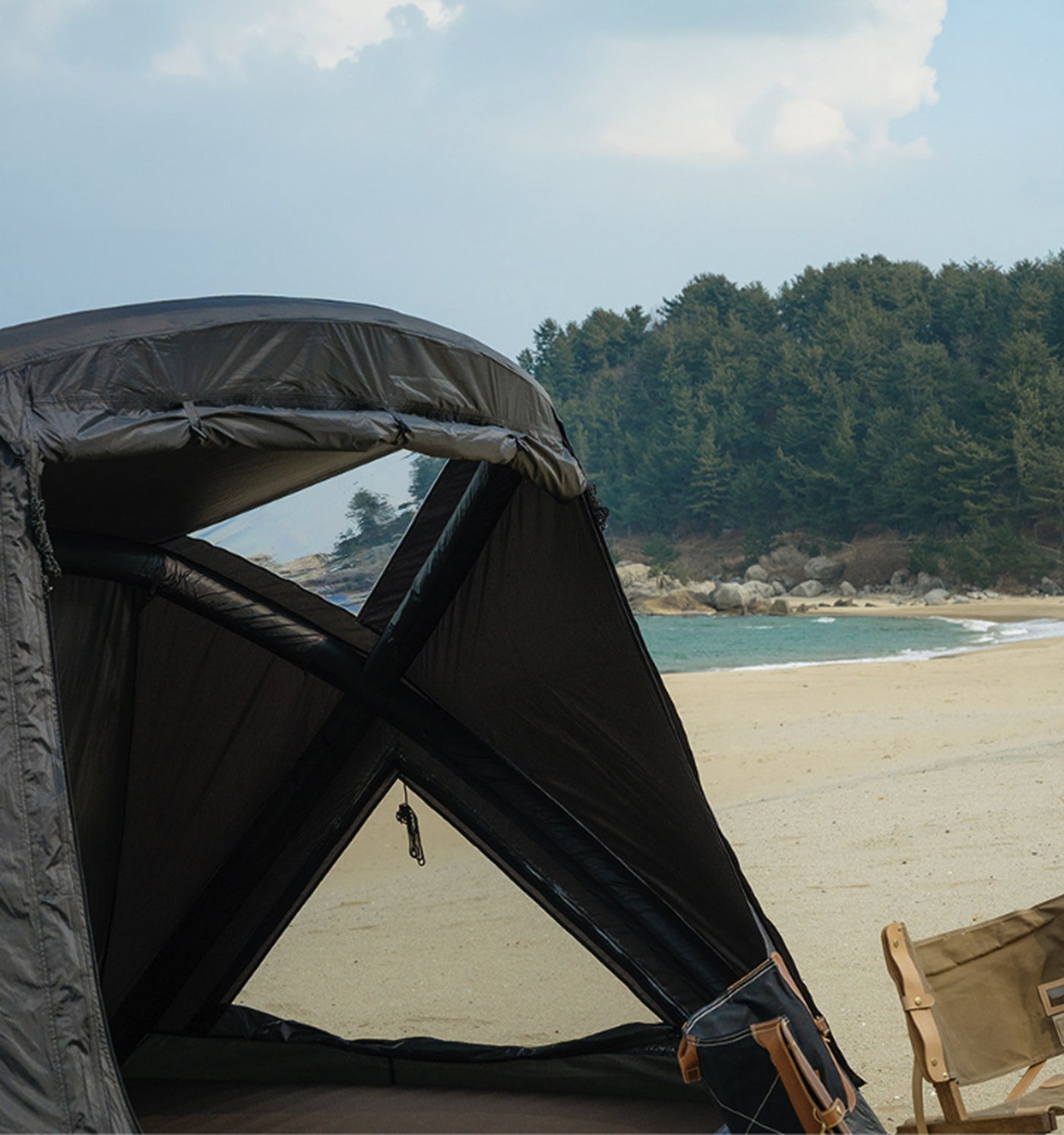 theEarth GEO AIR4 Tent, Black, side X-frame window with a beach and ocean backdrop